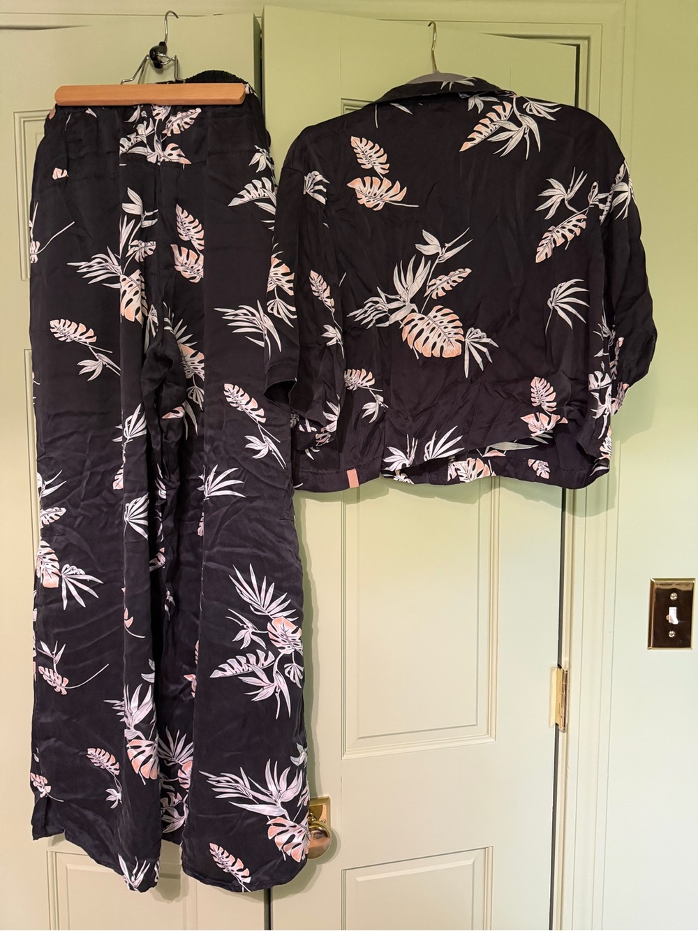 Lunya Washable Silk High Rise Pant Set Immersed Black Palm - Picture 5 of 7